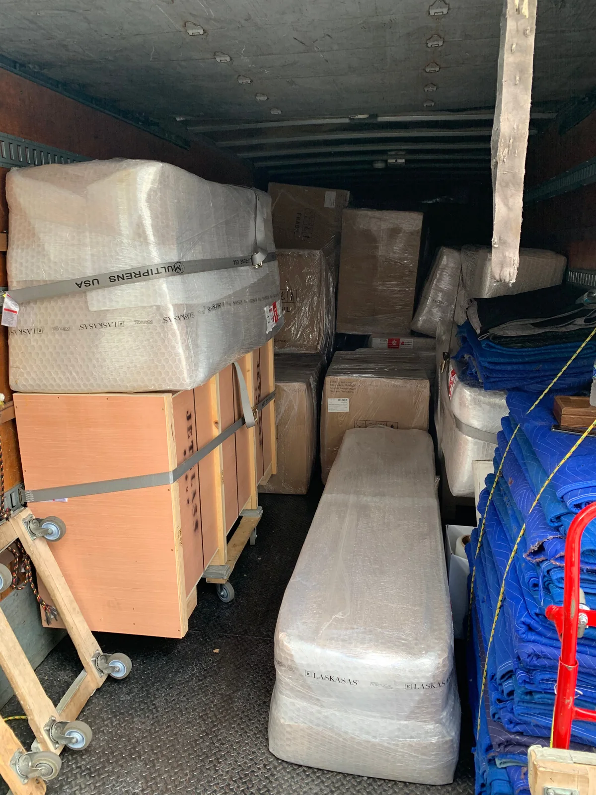 Muebles envueltos, asegurados y organizados dentro del camión