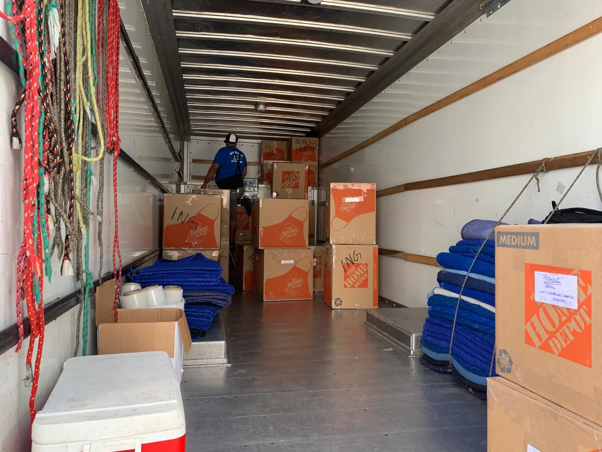 Camión preparado con cajas, mantas y materiales de mudanza organizados para el servicio